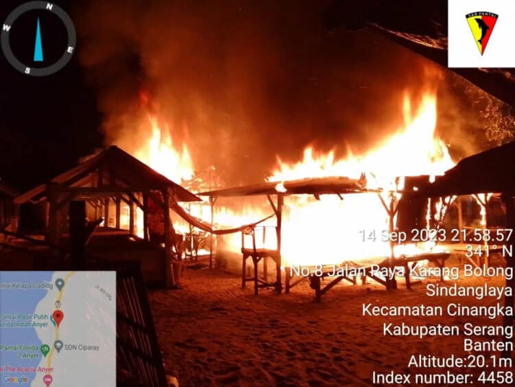 7 warung di Pantai Florida Anyer Kabupaten Serang, terbakar. (ISTIMEWA)