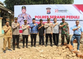 Polres Serang dan PT Indah Kiat Bedah Rumah warga miskin, Senin (18/9/2023). (ISTIMEWA)