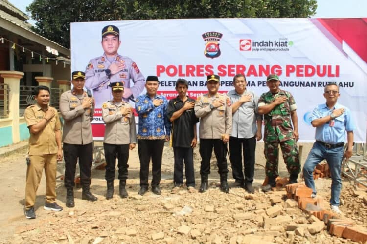Polres Serang dan PT Indah Kiat Bedah Rumah warga miskin, Senin (18/9/2023). (ISTIMEWA)