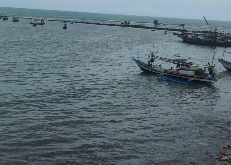 Perahu nelayan, sandar di perairan Teluk, Kecamatan Labuan, Kabupaten Pandeglang, Selasa (19/9/2023). (FAHRIE/SATELITNEWS.COM)