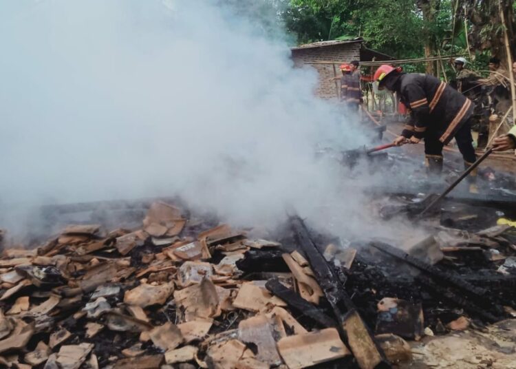 HANGUS TERBAKAR - Sebuah rumah, di Desa Citalahab, Kecamatan Banjar, Kabupaten Pandeglang, hangus terbakar, Selasa (19/9/2023). (ISTIMEWA)