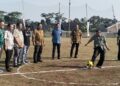 Sekda Kabupaten Pandeglang Ali Fahmi Sumanta, menendang bola pembukaan liga Porwan, dalam rangka HUT Porwan ke 2, Kamis (21/9/2023). (FAHRIE/SATELITNEWS.COM)