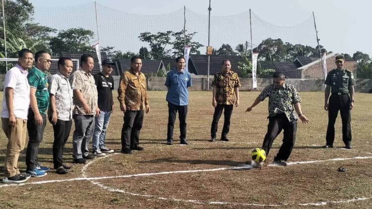Sekda Kabupaten Pandeglang Ali Fahmi Sumanta, menendang bola pembukaan liga Porwan, dalam rangka HUT Porwan ke 2, Kamis (21/9/2023). (FAHRIE/SATELITNEWS.COM)