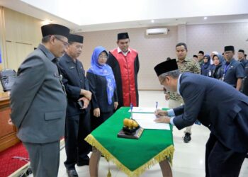 Sekda Kabupaten Pandeglang Ali Fahmi Sumanta, menyaksikan penandatanganan berita acara pelantikan, Jumat (22/9/2023). (FAHRIE/SATELITNEWS.COM)