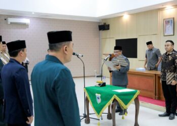Sekda Kabupaten Pandeglang Ali Fahmi Sumanta, lantik 5 pejabat eselon II hasil open bidding, Jumat (22/9/2023). (FAHRIE/SATELITNEWS.COM)