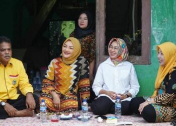 Bacagub Banten Airin Rachmi Diany, didampingi dua Politisi Golkar Adde Rosi Khoirunnisa dan Anton Khaerul Samsi, saat berkunjung ke Kecamatan Cimanuk, Kabupaten Pandeglang, Jumat (22/9/2023). (ISTIMEWA)