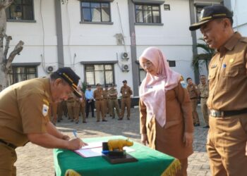 Sekda Pandeglang Ali Fahmi Sumanta, menandatangani berita acara Sertijab pejabat eselon II, Senin (25/9/2023). (FAHRIE/SATELITNEWS.COM)