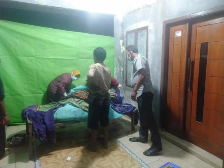 Mayat pria yang ditemukan tewas mengambang di sungai, dievakuasi. (ISTIMEWA)