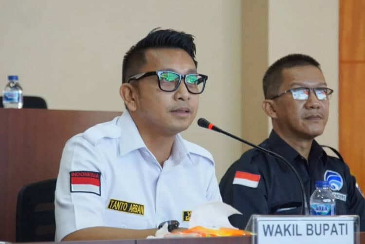 Wakil Bupati (Wabup) Pandeglang Tanto Warsono Arban, menyampaikan pendapat di acara Rakor bersama KI yang digelar secara daring, Selasa (26/9/2023). (FAHRIE/SATELITNEWS.COM)
