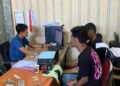 Terduga tersangka pengedar sabu, diperiksa penyidik Satresnarkoba Polres Pandeglang, Selasa (26/9/2023). (FAHRIE/SATELITNEWS.COM)
