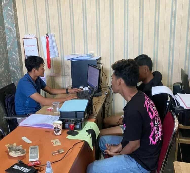 Terduga tersangka pengedar sabu, diperiksa penyidik Satresnarkoba Polres Pandeglang, Selasa (26/9/2023). (FAHRIE/SATELITNEWS.COM)