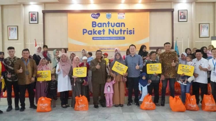 Sekda Kabupaten Pandeglang Ali Fahmi Sumanta, berfoto bersama dengan para penerima bantuan nutrisi, Rabu (27/9/2023). (ISTIMEWA)