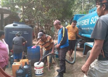 Sejumlah warga Kecamatan Cikeusik Kabupaten Pandeglang, antre bantuan air bersih, beberapa waktu lalu. (ISTIMEWA)