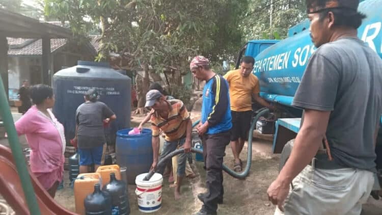 Sejumlah warga Kecamatan Cikeusik Kabupaten Pandeglang, antre bantuan air bersih, beberapa waktu lalu. (ISTIMEWA)
