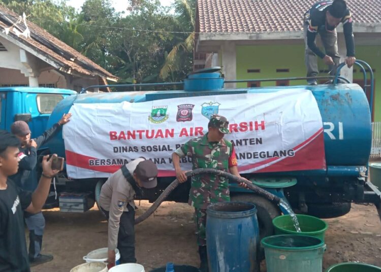 Penyaluran bantuan air bersih, ke daerah terdampak kemarau panjang (Kekeringan) di Kabupaten Pandeglang, Provinsi Banten, Rabu (13/9/2023). (ISTIMEWA)
