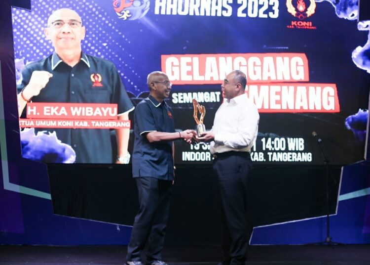 Wariskan Infrastruktur Olahraga, KONI Kabupaten Tangerang Beri Zaki Iskandar Penghargaan