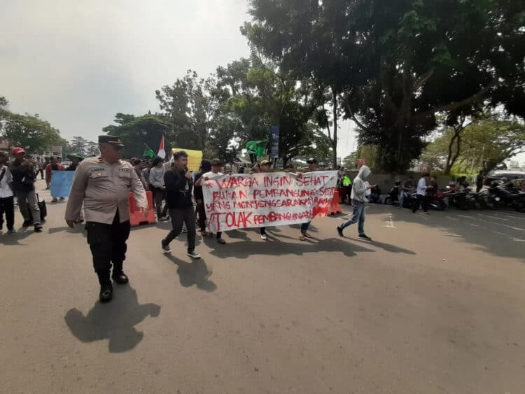 Warga Desa di Lebak Tolak Pembangunan Pembangunan Peternakan