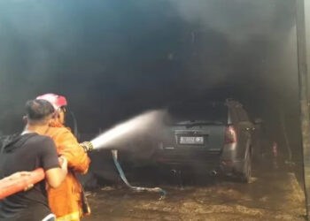 Bengkel Mobil di Periuk Terbakar, Diduga Dipicu Pembakaran Sampah