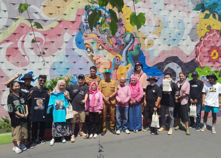 Seniman Mural Mancangera Bertandang ke Kampung Pink Kota Tangerang