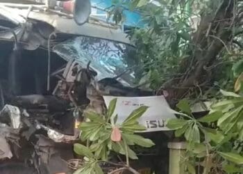 Usai Tabrak 3 Unit Mobil, Truk Pengangkut Tanah Seruduk Pagar Puskesmas Neglasari
