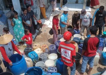 Sejumlah warga di Pandeglang, mengantre bantuan air bersih, beberapa waktu lalu. (ISTIMEWA)