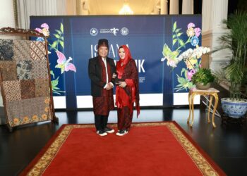 Peringatan Hari Batik Nasional, Pj Gubernur Banten Al Muktabar dan istri gunakan batik, Senin (2/10/2023). (LUTHFI/SATELITNEWS.COM)