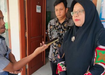 Kepala Disnakertrans Kabupaten Serang, Diana A Utami, sedang di wawancara, Rabu (4/10/2023). (SIDIK/SATELITNEWS.COM)
