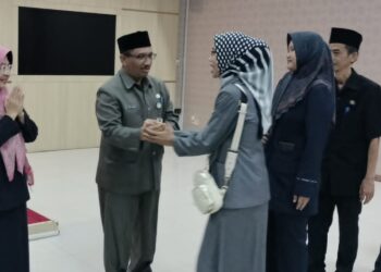 Sekda Pandeglang Ali Fahmi Sumanta, bersalaman dengan pejabat yang baru dilantik, di Opproom II Setda Pandeglang, Rabu (4/10/2023). (FAHRIE/SATELITNEWS.COM)