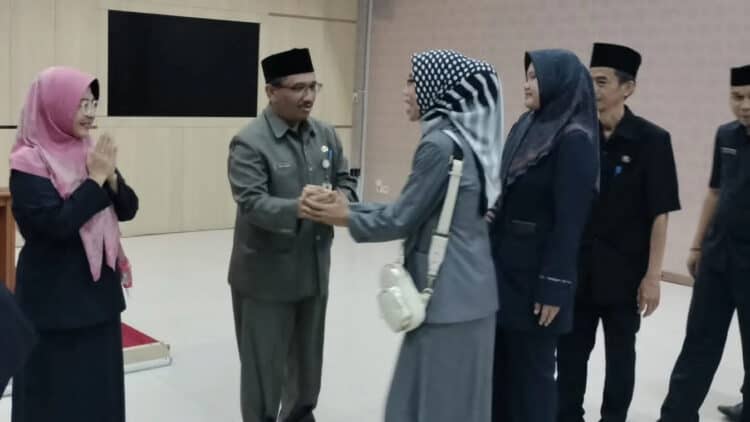 Sekda Pandeglang Ali Fahmi Sumanta, bersalaman dengan pejabat yang baru dilantik, di Opproom II Setda Pandeglang, Rabu (4/10/2023). (FAHRIE/SATELITNEWS.COM)
