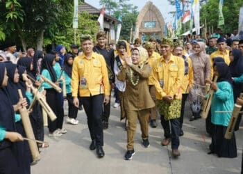Bupati Serang Ratu Tatu Chasanah (tengah), saat menghadiri suatu acara, disambut meriah. (ISTIMEWA)