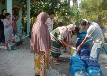 Sejumlah warga Kecamatan Cadasari, antre bantuan air bersih, beberapa waktu lalu. (ISTIMEWA)