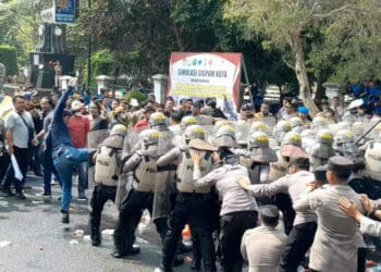 Personel Polres Pandeglang dan jajaran, menggelar simulasi pengamanan Pemilu, Jumat (13/10/2023). (FAHRIE/SATELITNEWS.COM)