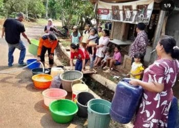 Sejumlah warga di Pandeglang, mendapat bantuan air bersih, beberapa waktu lalu. (ISTIMEWA)