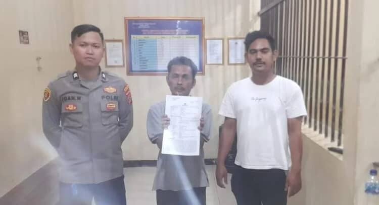 Pelaku penipuan (tengah), diamankan di Mapolsek Patia. (ISTIMEWA)
