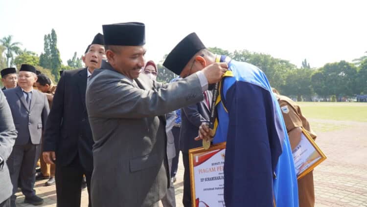 Sekda Pandeglang Ali Fahmi Sumanta, memberikan penghargaan di acara Peringatan Sumpah Pemuda, di Alun-alun setempat, Senin (30/10/2023). (FAHRIE/SATELITNEWS.COM)