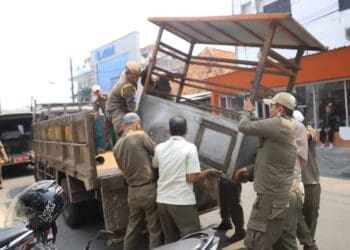 Satpol PP Kota Tangerang Tertibkan PKL Hingga Baliho