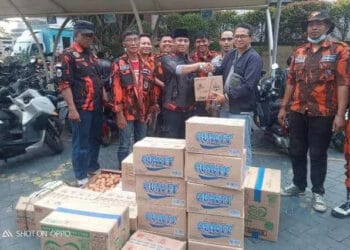 Pemuda Pancasila Kota Tangerang Beri Bantuan untuk Warga Terdampak Kebakaran TPA Rawa Kucing