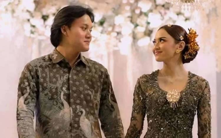 Rizky Febian Bersimpuh: “Mahalini Maukah Kau Menikah Denganku...”