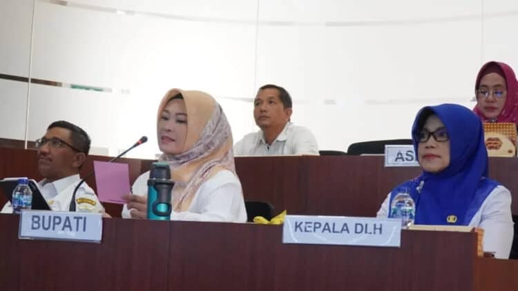 Bupati Pandeglang Irna Narulita dan jajarannya, menggelar Rakor terkait pengamanan lingkungan dari limbah, Rabu (1/11/2023). (FAHRIE/SATELITNEWS.COM)
