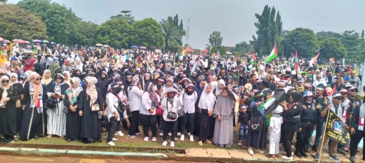 Ribuan ummat muslim Banten, gelar aksi solidaritas dan doa bersama untuk warga Palestina, di Alun - alun Pandeglang, Senin (6/11/2023). (FAHRIE/SATELITNEWS.COM)