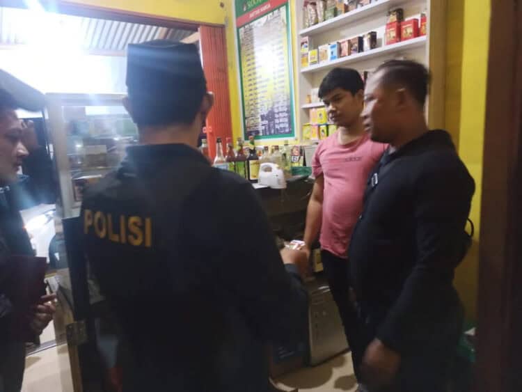 Ratusan botol Miras disita Polisi, disebuah toko di Padarincang, Kabupaten Serang. (ISTIMEWA)