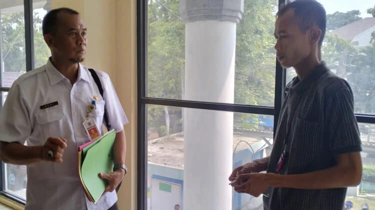 Kepala DPKPP Pandeglang, Roni (kiri), berbincang dengan wartawan, Rabu (8/11/2023). (ISTIMEWA)