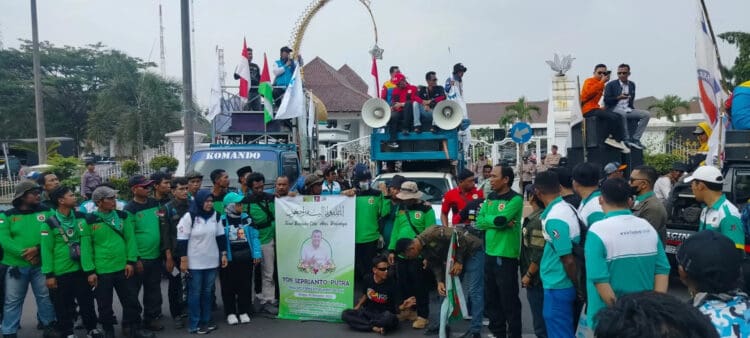 Buruh di Kabupaten Serang, minta UMK Tahun 2024 naik, Rabu (8/11/2023). (SIDIK/SATELITNEWS.COM)