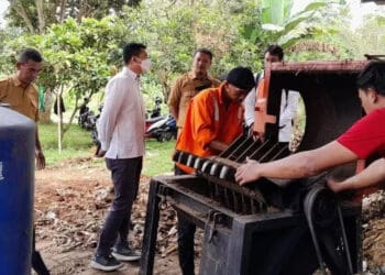 Masyarakat mengolah sampah menjadi BBJP, untuk dikirim ke PLTU Banten 2 Labuan. (FAHRIE/SATELITNEWS.COM)