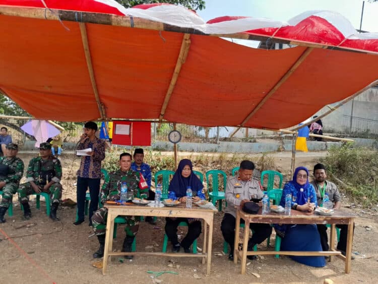Pembukaan lomba layang - layang, di Kecamatan Cimanggu, Kabupaten Pandeglang, dalam rangka HUT TNI ke 78, Jumat (10/11/2023). (ISTIMEWA)