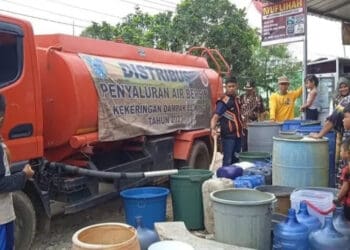 Penyaluran bantuan air bersih, masih terus dilakukan, hingga kini. (ISTIMEWA)