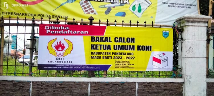 Spanduk propaganda pembukaan calon ketua umum KONI Pandeglang, terpampang di Alun - alun setempat, Selasa (14/11/2023). (ISTIMEWA)