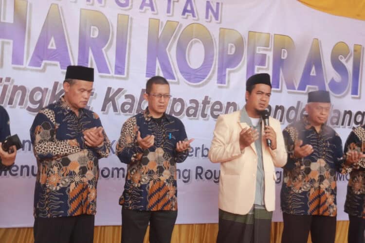 Anggota koperasi dan petugas Baznas Pandeglang, berdoa bersama untuk Palestina. (ISTIMEWA)