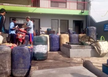 Sejumlah nelayan payang di Labuan, antre di SPBN Labuan untuk mendapatkan solar. (ISTIMEWA)