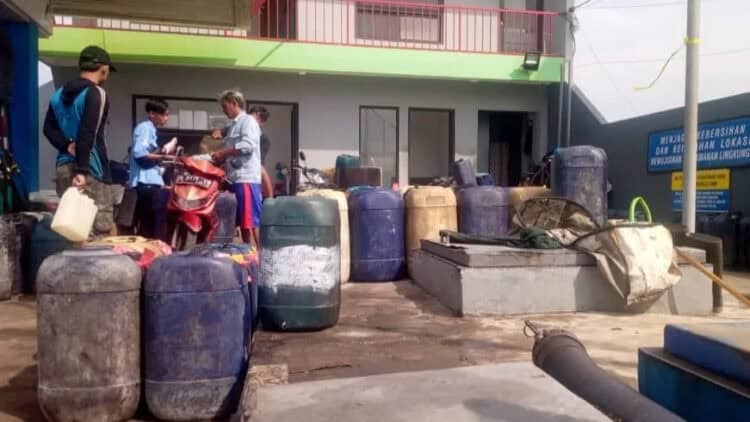 Sejumlah nelayan payang di Labuan, antre di SPBN Labuan untuk mendapatkan solar. (ISTIMEWA)
